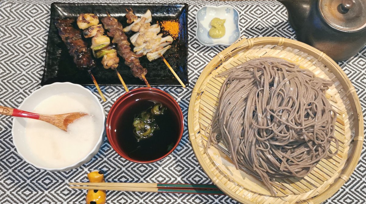🕖️夜ごはん☁️🍃🍃
・とろろ蕎麦
・焼き鳥(ねぎま、なんこつ、砂肝、レバー)

蕎麦に焼き鳥の相性は良い♪