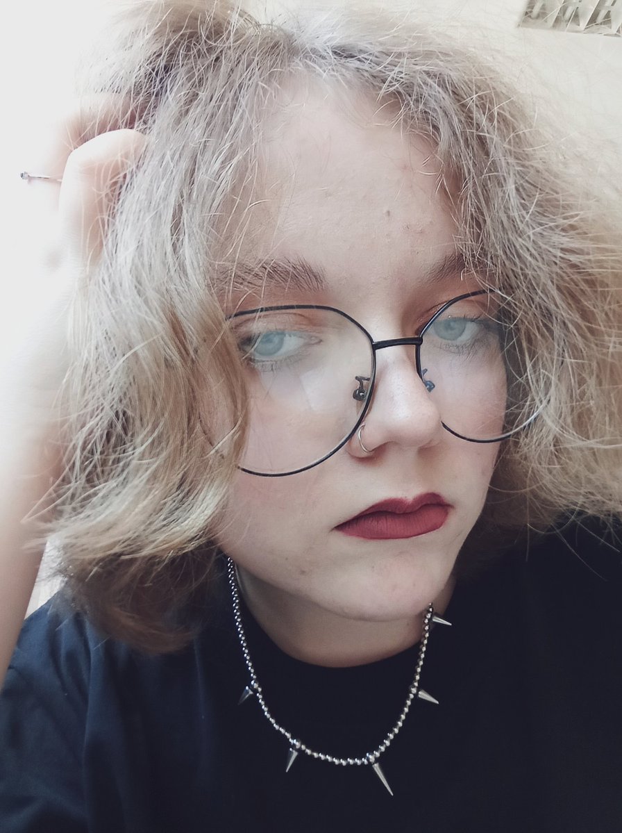 ♡ 𝚕𝚒𝚔𝚎 𝚊 𝚑𝚊𝚗𝚍 𝚐𝚛𝚎𝚗𝚊𝚍𝚎. tweet media