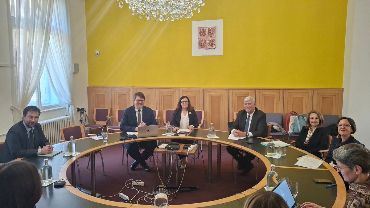 CZSecStateEU's tweet photo. Jak nalákat více Čechů a Češek 🇨🇿 k práci na Soudním dvoře ⚖️ a v institucích EU🇪🇺?
O tom jsme jednali s delegací SDEU @EUCourtPress a kolegy z @mzvcr a Diplomatické akademie @da_mzv.
Představili jsme aktivity na podporu Čechů a hledali synergie pro spolupráci do budoucna. https://t.co/qDxNNKhQSX