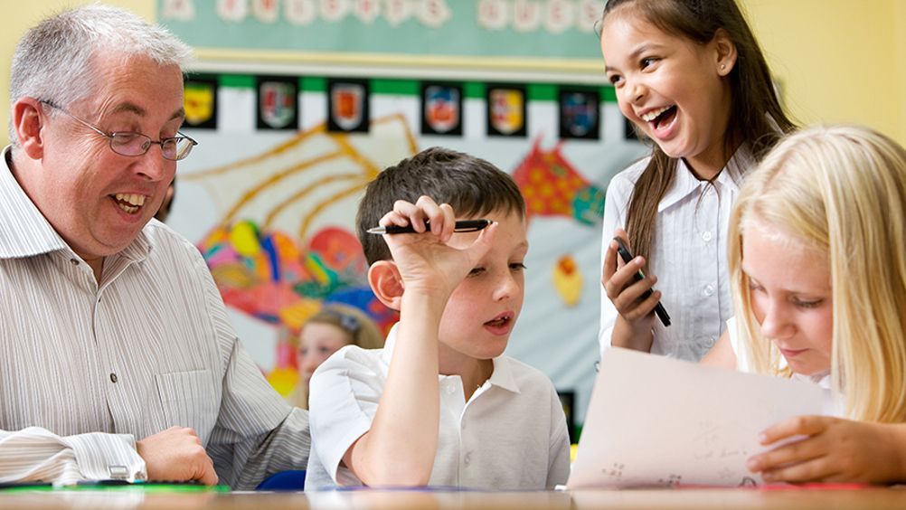 HeadteacherNews's tweet image. Get your free 21-page Headteacher Update guide to #teaching #oracy skills, with lots of practical ideas for primary #schools: Defining oracy – Disciplinary oracy – Vocabulary gaps – Assessment – Transition – Disadvantage – SLCN – School case studies: buff.ly/cyZuAf9