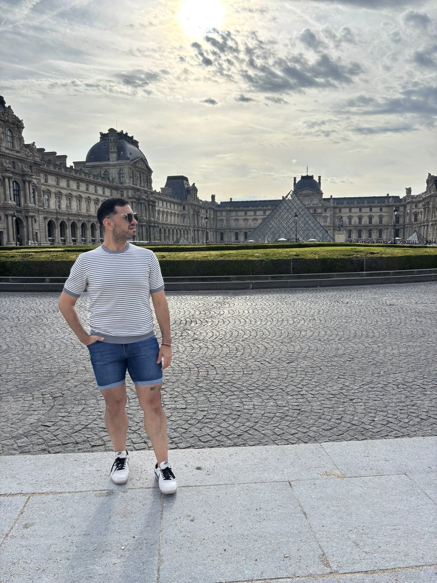 SoriaCharls's tweet photo. #Paris https://t.co/Jg4j5hOwjN