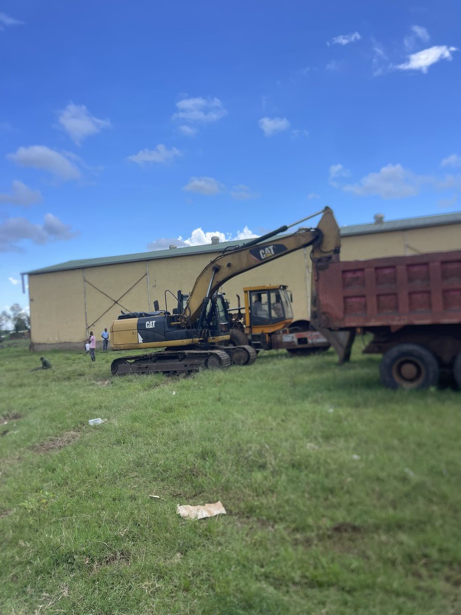 salimo_paul's tweet photo. Big day as we prepare for ground breaking of @rhythmafrica256 coffee facility that will house our solar drying units,wet processing unit and a 9000 metric tonne warehouse with offices and coffee labs 🧪 

A luta continua ☕️ https://t.co/49WPPqmffx