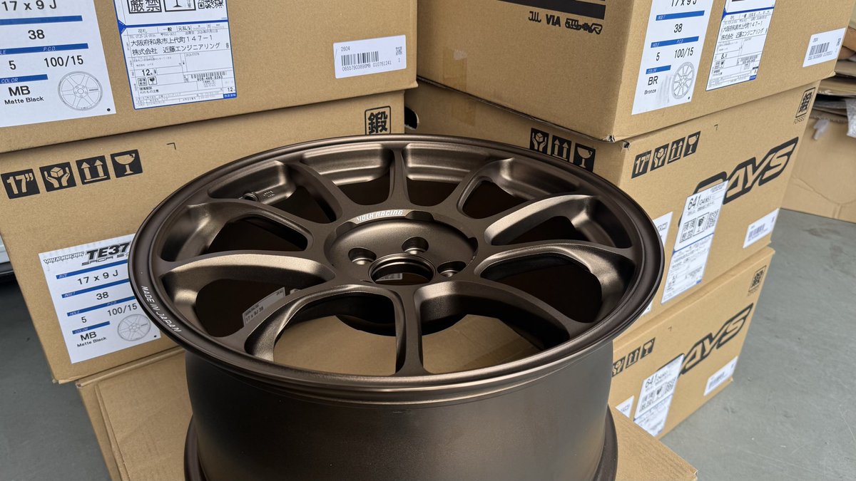 ZE40入荷しました‼️ 17inch×9J+38(100/5)【FACE4】ブロンズ すでに
