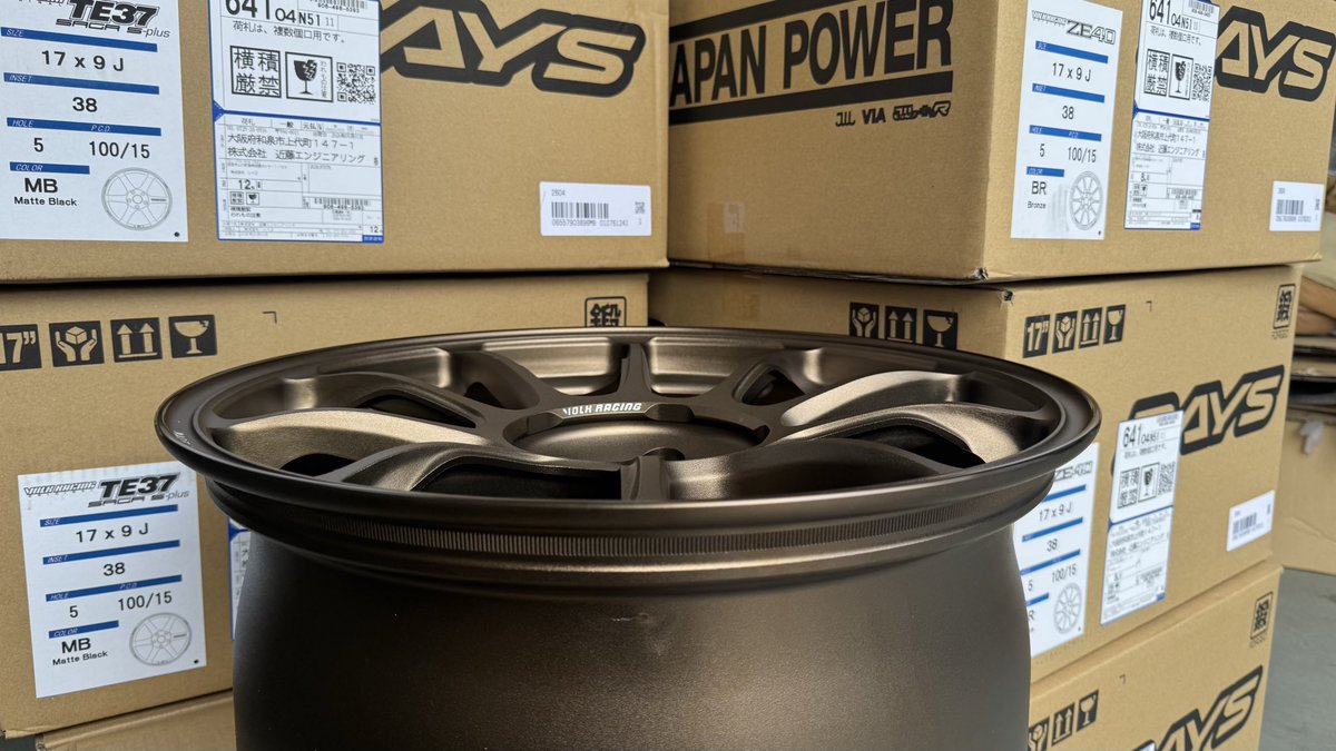ZE40入荷しました‼️ 17inch×9J+38(100/5)【FACE4】ブロンズ すでに