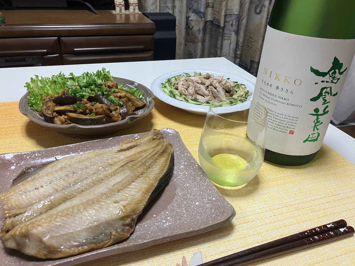 5週間ぶりのF1🏎️
やっぱり面白い💞

そんな日は、#鳳凰美田
日光
純米吟醸酒 無濾過本生
🌾は、栃木県産夢ささら

フルーティーのようなお米のような
そんな香りがふんわりと😄
スッキリしてると思った後で来る強い甘さ😋
余韻が素敵❣️

#日本酒