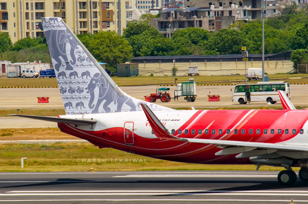 avgeekwithlens's tweet image. An @AirIndiaX combo of old and new! Seen here is a legacy B737 in the old AIX livery, but with new tail art. The aircraft previously had the Garba–Bihu dance tail art. (1/2)

@Jaipur_Airport #SpotTheTail #TalesOfIndia #Boeing #AirIndiaExpress