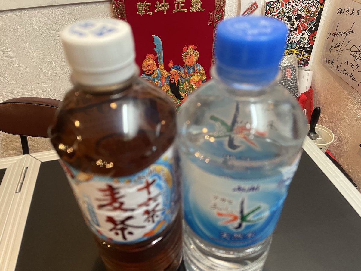 D_Market8969's tweet photo. 気持ち的にはめちゃ走れてるのに
自分の体は想いのニブンノイチ手前の距離を走っていた
そんなドラ猫に二倍の水分をかたじけない！

本日もオシャレキャッツ
ご来店サンキュー＆閉店デストロイ★ https://t.co/tM8fA5sYvZ