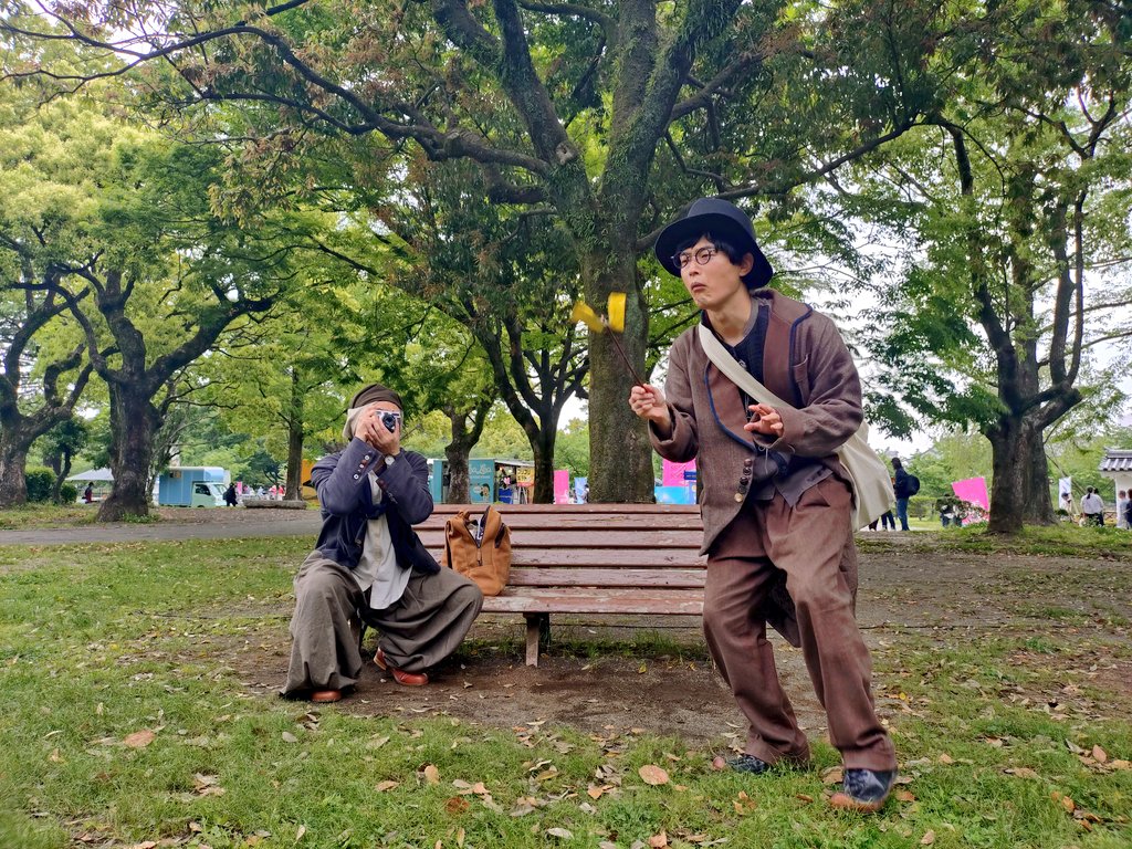 charanbonrantan's tweet photo. 駿府��公園の新緑の中で
ゼロコさんの『ベンチ』鑑賞

前回見た時は、秋の船越公園🍂🍁

その時の季節や風景によって全然違う物語になるから、また見たくなるし、追いかけたくなる👀✨

直接お伝えしそびれ��ゃいましたが、10周年おめでとうございます🎉👏

#ストレンジシード静岡
#ゼロコ https://t.co/zELT2V6LbT