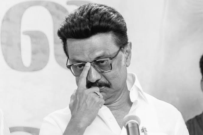 KeralaBxOffce's tweet photo. #MKSTALIN സ്വന്തം സീറ്റിൽ പരാജപെട്ടു 🤯
ഇനി MLA പോലുമല്ല... 👊

#ThalapathyVIJAY &amp; #TVK EFFECT 🌊🔥 https://t.co/hIWvOqxTvI
