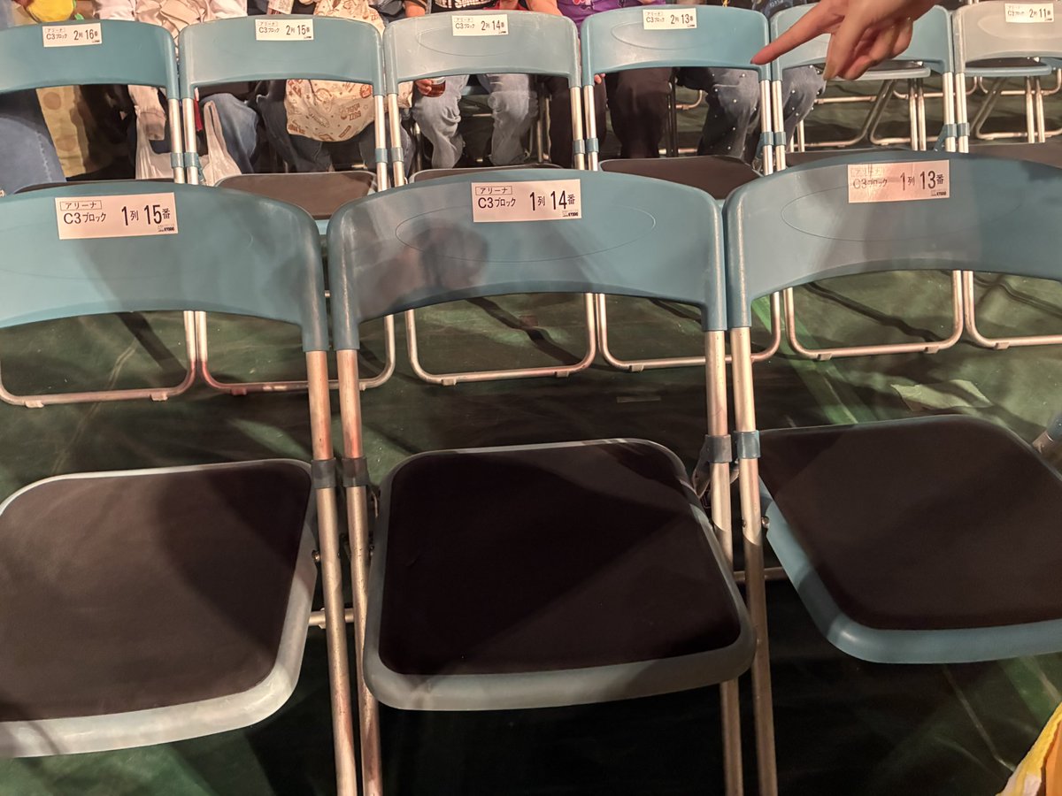 mc_yz14's tweet photo. 今日のゆず宮城公演でこの辺りの席にキドアイラくん タンバリンの忘れ物があったのでスタッフさんにお渡ししました🙇
#ゆず弾き語りツアー心音 https://t.co/4qbJoakkiq
