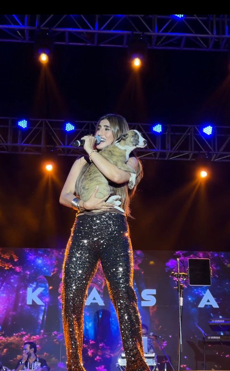 tellychakkar's tweet photo. Cocktail 2 singer @akasasing ’s Heartwarming Moment in Indore: Singer performs holding a Puppy on Stage

#akasasingh #jabtalak #cocktail2 https://t.co/fQyuQ62mQu