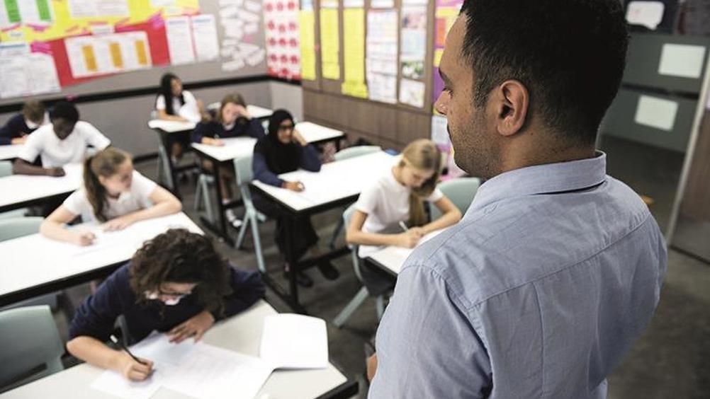 SecEd_Education's tweet image. Part 2/3 of our behaviour management series explores practical, sustainable strategies to regain &amp;amp; maintain attention in busy classrooms. @helenfwebb outlines a number of techniques #teachers can use to build calm, consistent routines – buff.ly/isAxOG7 #schools #teaching