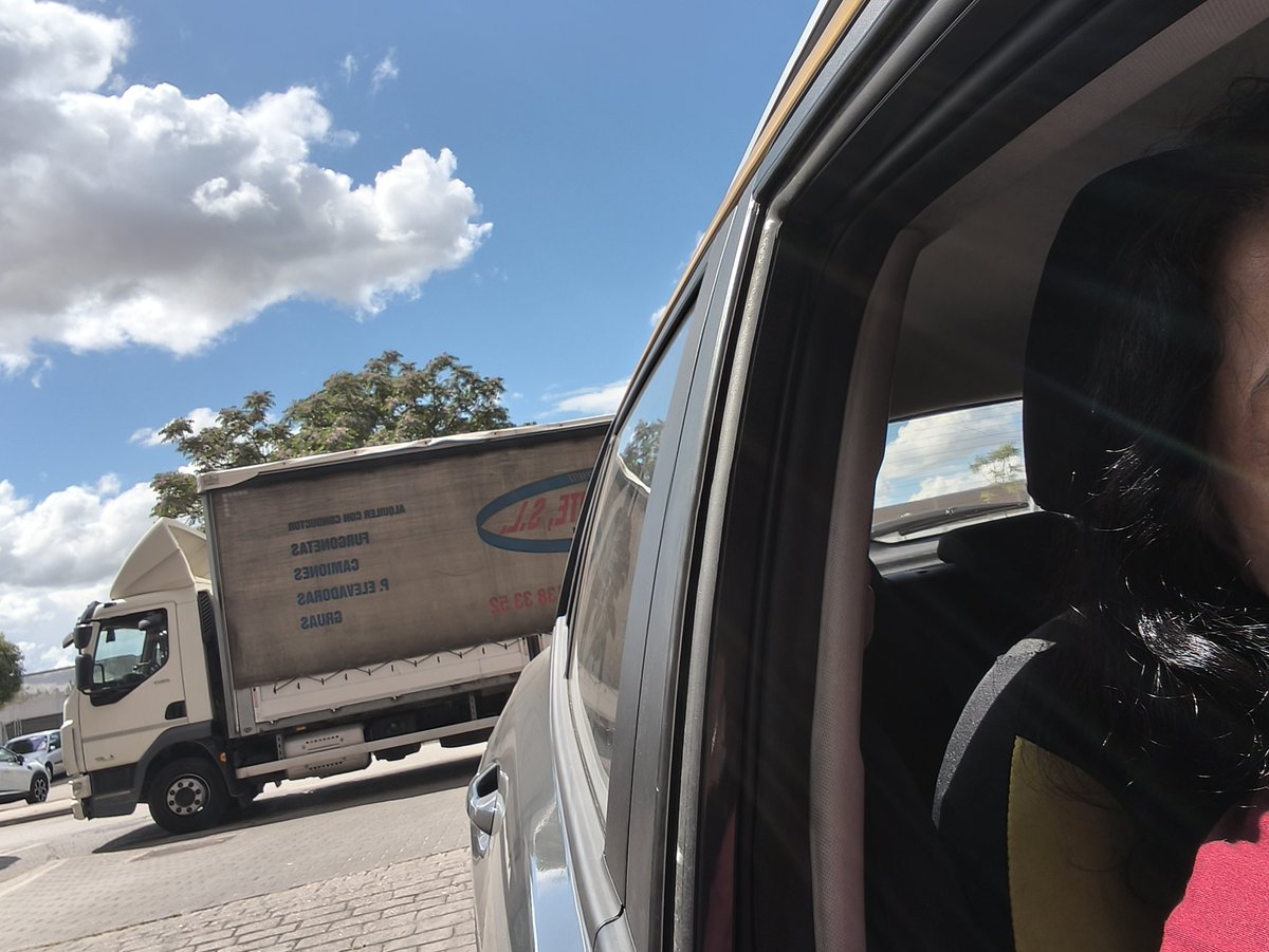 oligistoVSemvs's tweet image. @Lineamadrid @policiademadrid  podrían poner algún efectivo en el garaje situado en Camino de Perales esquina a calle Rutilo?? Llevan toda la mañana cerrando la salida y entrada al garaje con las correspondientes broncas entre camioneros y vecinos x el #OPEN
