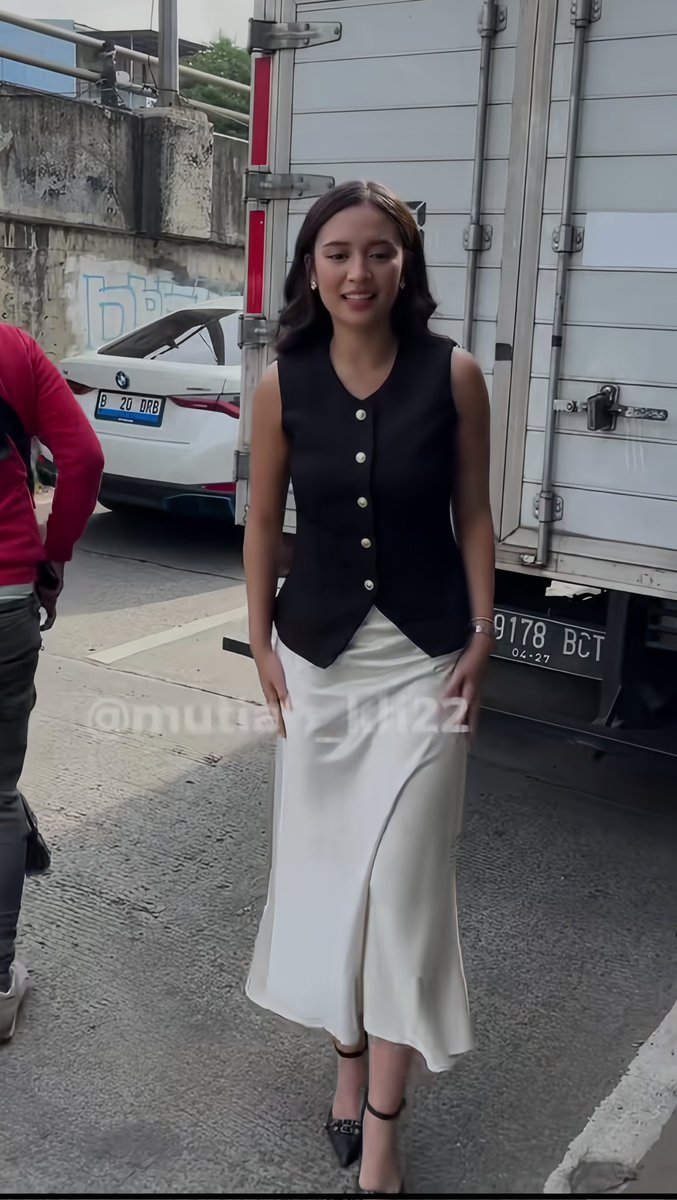 beneranIndy's tweet photo. Outfit Davina Terikat Janji https://t.co/U9fo8B8o53