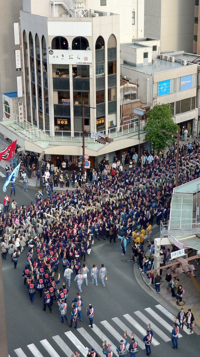 central_krtk's tweet photo. 5月4日《浜松まつり2日目》の17時頃。
本日は天気も良く、通常通りお祭りが行われています。
写真はホテル屋上から撮影🎥

#浜松まつり #くれたけイン #くれたけインセントラル浜松 #浜松 https://t.co/MqLM5aablw