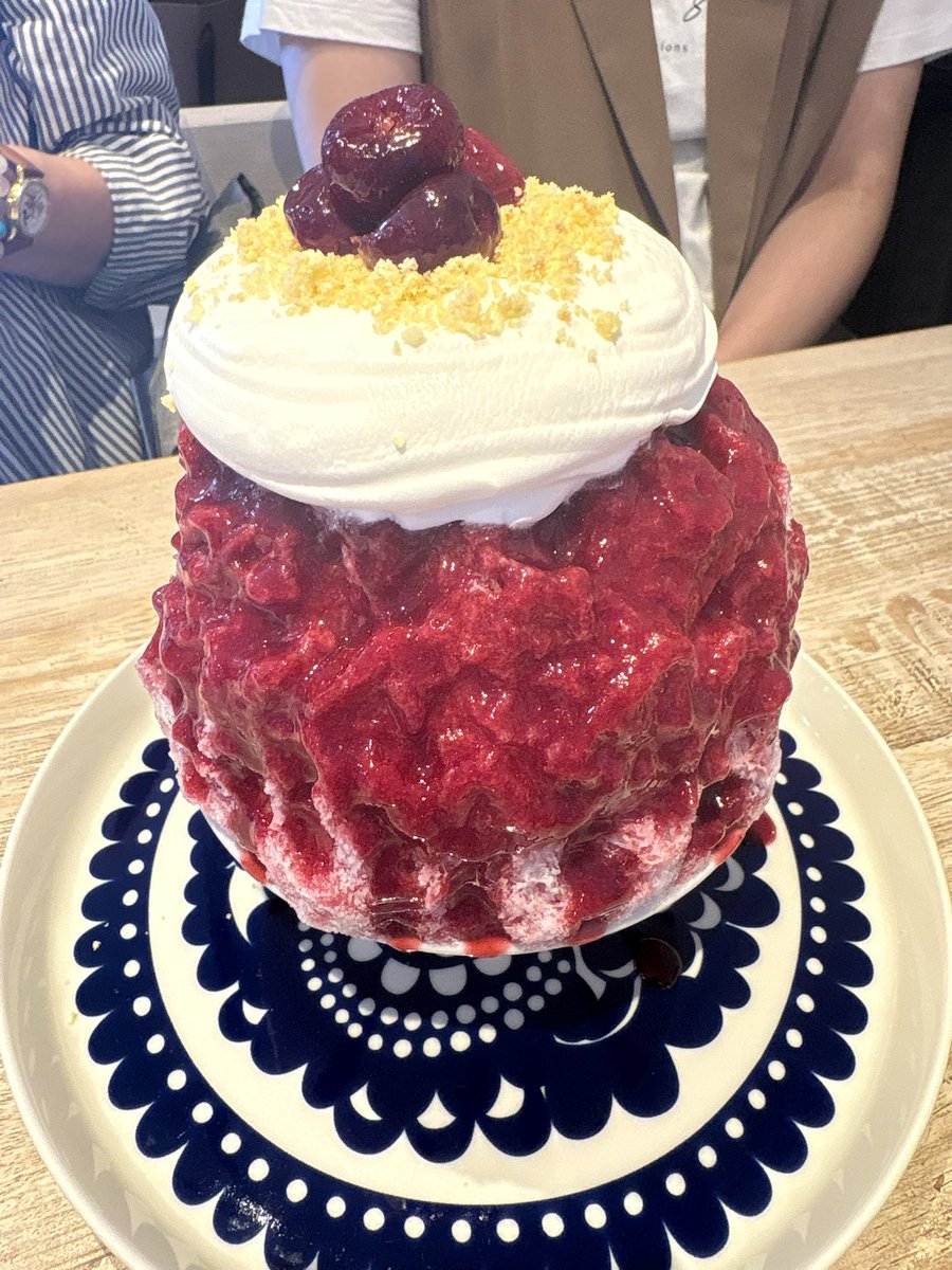 dkk555's tweet photo. 今日は姪孫を連れてシンフォニーさんで🍧
とても美味しい🍓を用意していただきありがとうございました🙏
この口元だけでも美味しさが伝わりますね😊
アメリカンチェリーの🍧も美味しかったてわす👍
姪、姪孫も大喜びでした😊
⑥④.⑤
#シンフォニー
#symphony
#小山市
#かき氷 https://t.co/MpslLICeqw