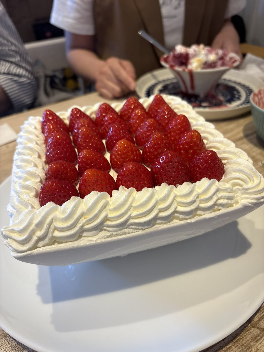 dkk555's tweet photo. 今日は姪孫を連れてシンフォニーさんで🍧
とても美味しい🍓を用意していただきありがとうございました🙏
この口元だけでも美味しさが伝わりますね😊
アメリカンチェリーの🍧も美味しかったてわす👍
姪、姪孫も大喜びでした😊
⑥④.⑤
#シンフォニー
#symphony
#小山市
#かき氷 https://t.co/MpslLICeqw
