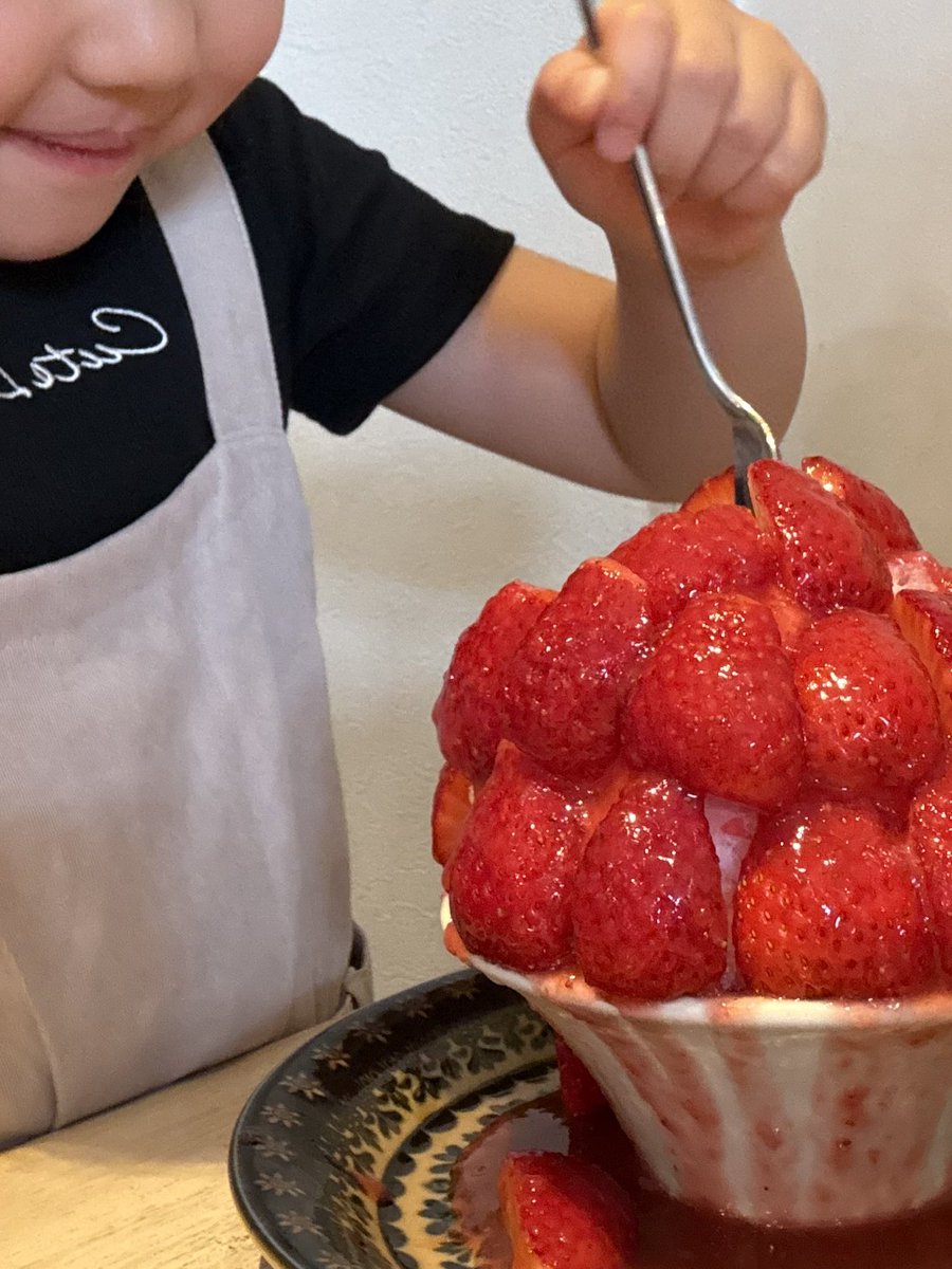 dkk555's tweet photo. 今日は姪孫を連れてシンフォニーさんで🍧
とても美味しい🍓を用意していただきありがとうございました🙏
この口元だけでも美味しさが伝わりますね😊
アメリカンチェリーの🍧も美味しかったてわす👍
姪、姪孫も大喜びでした😊
⑥④.⑤
#シンフォニー
#symphony
#小山市
#かき氷 https://t.co/MpslLICeqw