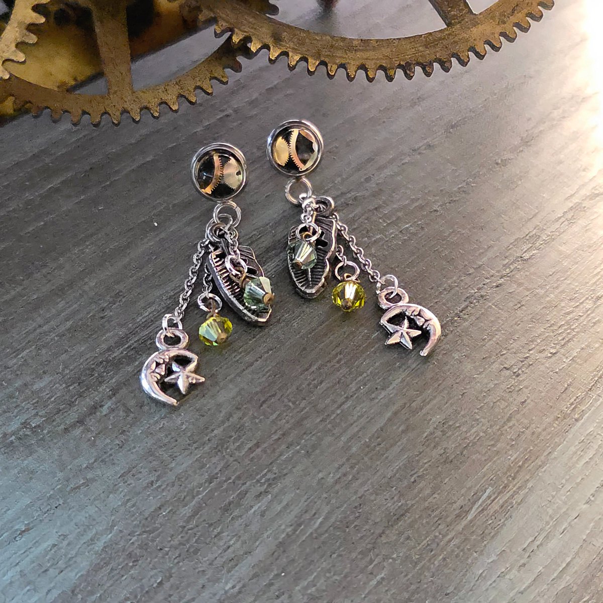 accessoriesque's tweet photo. 明日イベントなのにギリギリまで製作中！
明日、明後日とビッグサイトで待ってます！
#スチームパンク
#arteVarie https://t.co/WLDkmqiPTG