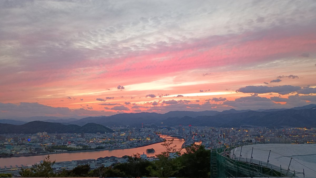 五台山公園展望台からの高知市内の眺め 夕焼けが川に映ってとても綺麗