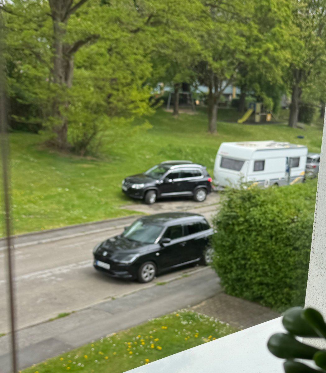 AKryptofun's tweet image. Pytanie do mieszkających w DE, czy wasi niemieccy sąsiedzi też na 1mies przed wyjazdem stawiają camping pod blokiem i następuje ceremonia czyszczenia , siedzenia godzinami w/przed budą, piwkowanie a później wyjazd na tydzień  itp ? #niemcy #camping #urlop #majówka