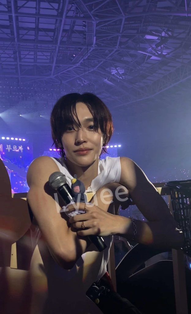 เหมือนโกลเด้นรอพี่สาวใจดีมาเล่นด้วย