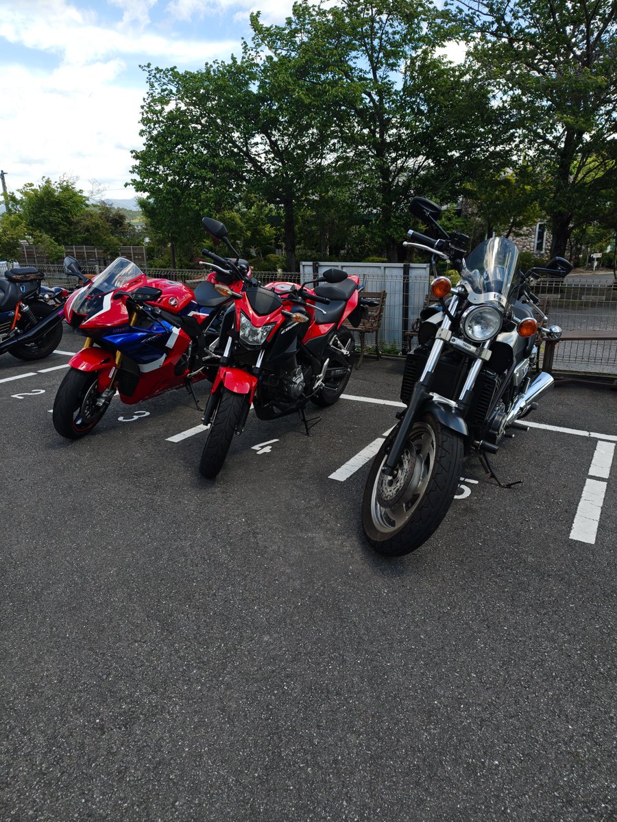 goingmywayvivio's tweet photo. 今日は友達とのツーリングでした〜
今日のツーリングのルートはメタセの杜→日田のCORSE BASE→豊後の森機関庫→みちの駅童話の里·くす→みちの駅院内→メタセの杜で約200㌔程走りました〜
始めて行く所ばかりで楽しかったです。
#ツーリング
#CB250F https://t.co/AQUqex1dey
