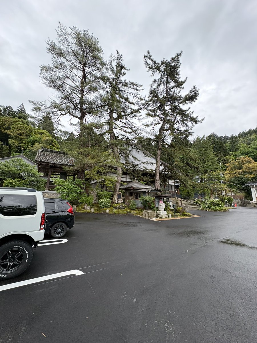 seiro1616's tweet photo. 阿賀野市　出湯温泉
リニューアルされた華法寺の湯へ入りに行きました。お寺の中に駐車場有。満車なら少し離れに出湯温泉共用駐車場があります。
華法寺奥にたぬきがちょこんと。
カラオケ？持ってる本にもしっかり文章。
通りのカフェ、民家にも何体かたぬきがいます。
#街角狸 https://t.co/XkekcHU8w3