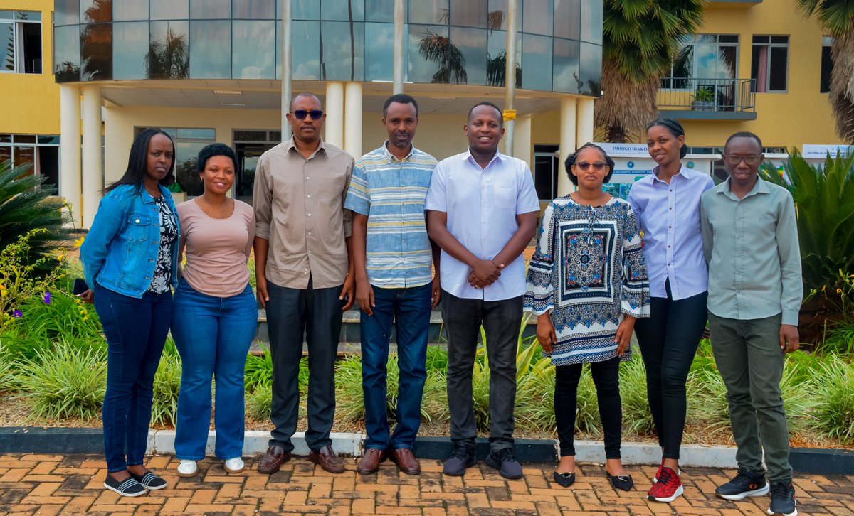 GatsiboDistrict's tweet image. Today, members of the Executive Committee met with a delegation team from RBC and One Health partners, marking the first subnational step in evaluating ROHSP II (2021–2026) and developing the Rwanda One Health Strategic Plan III (2027–2029).

#OneHealth #ROHSPIII #Rwanda