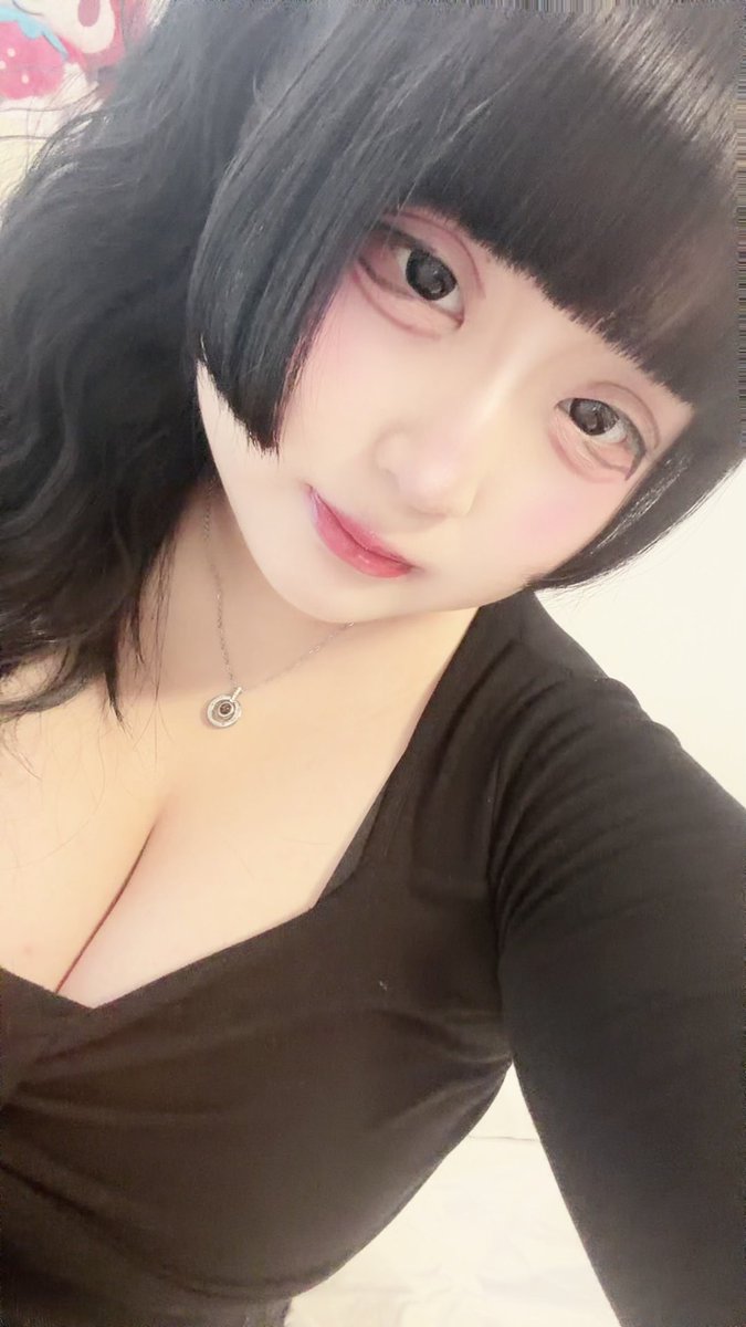 머리스타일 바꿧어!!!!
앞머리 왕창잘랏다!!!!!!!!!! 희메컷은 거의 소멸직전🙂‍↕️ 내가 잘라서 넘 망해서 미용실 갓더니 이럿개 짧은 거만 된대서 지금 잼민츠코야🥹🥹