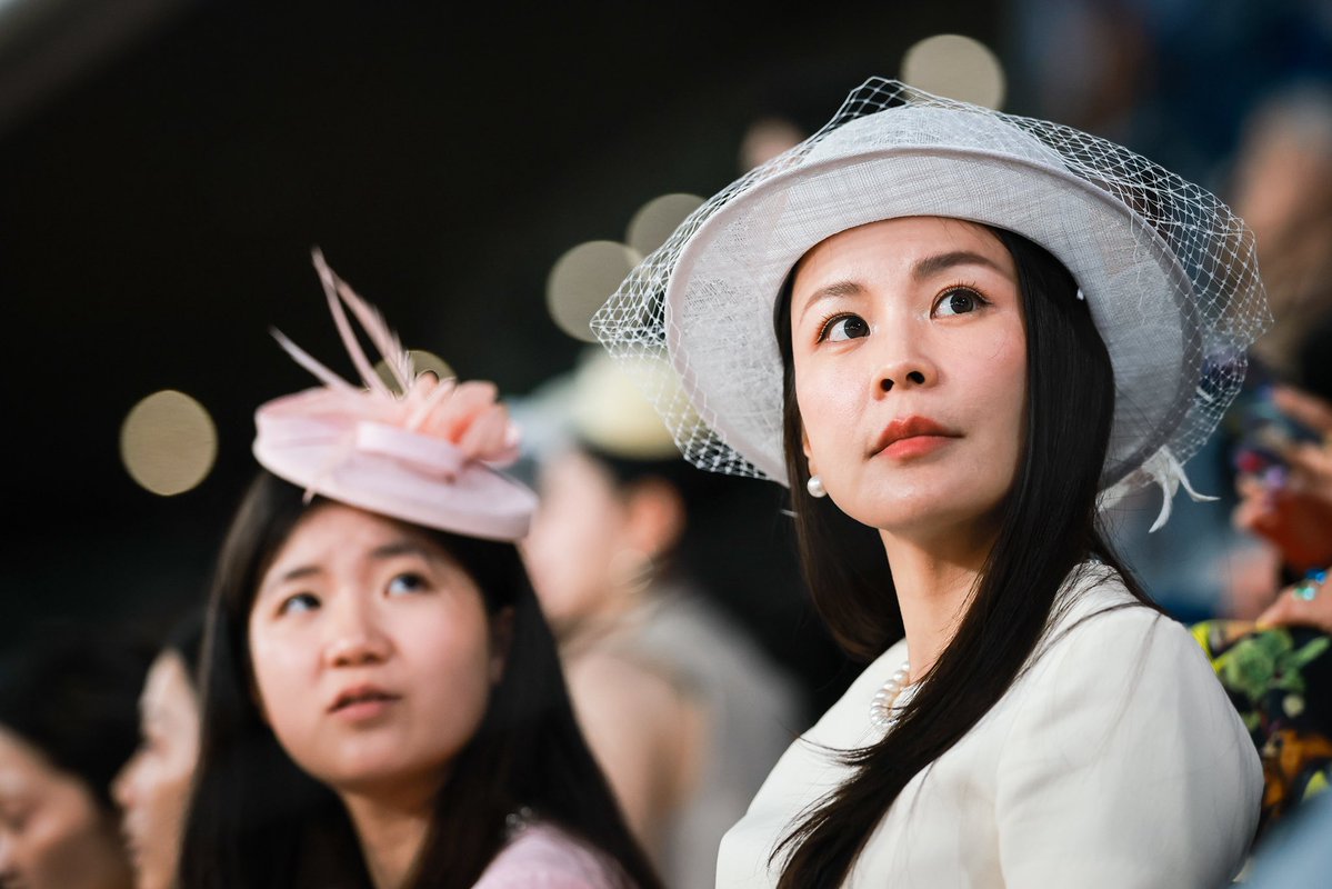 shanghai490528's tweet image. Horses, speed, and Chinese #architecture — all in one stunning frame.The 2026 #Longines Global #Champions Tour recently took over #Shanghai's Juss International #Equestrian Centre. This year's course was designed with traditional Chinese architectural elements.#sport #race