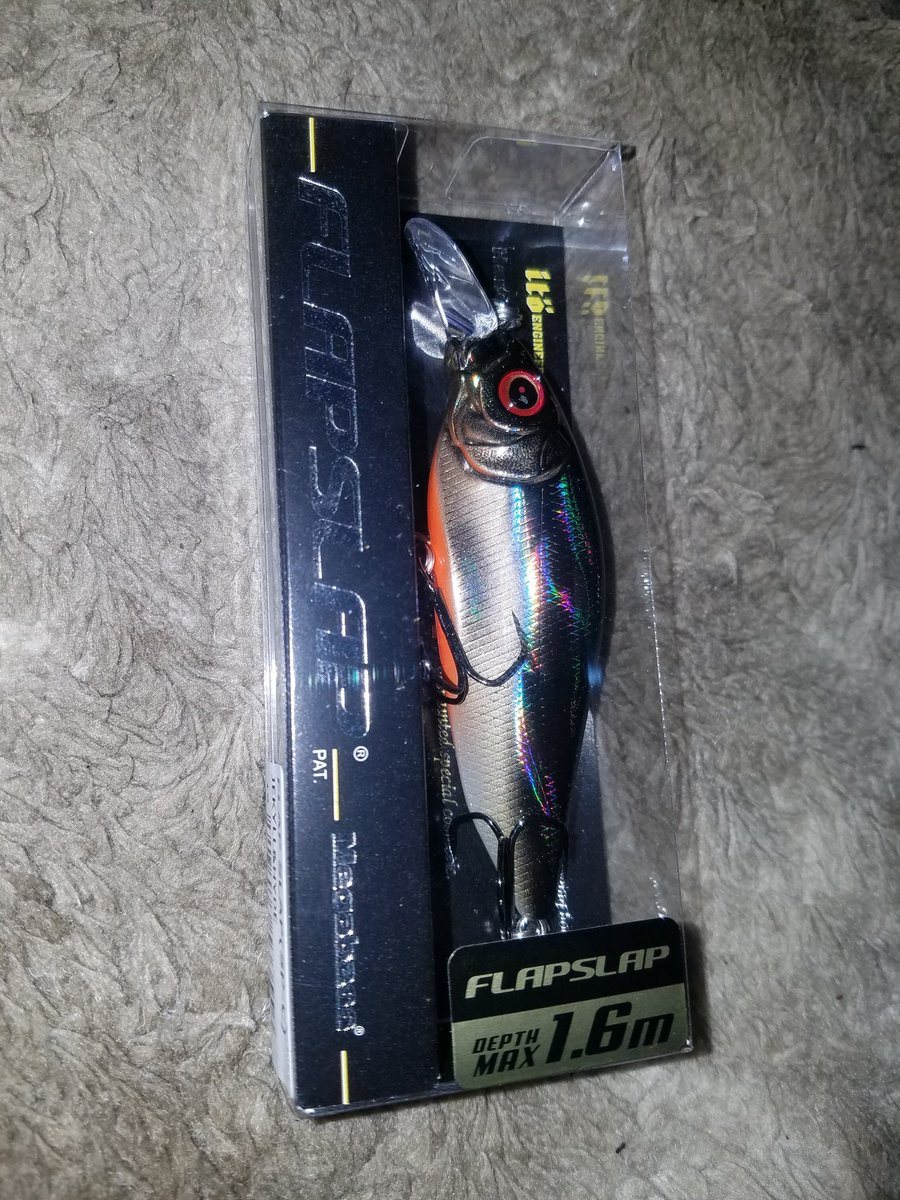 12Hidehide's tweet photo. 今日のお買い物
割引券があったので何かを

メガバス
フラップスラップ

カラーはSP-C
ジキル&amp;ハイド

右側と左側のカラー違い
これは釣れたな https://t.co/tQCP3wpuhF