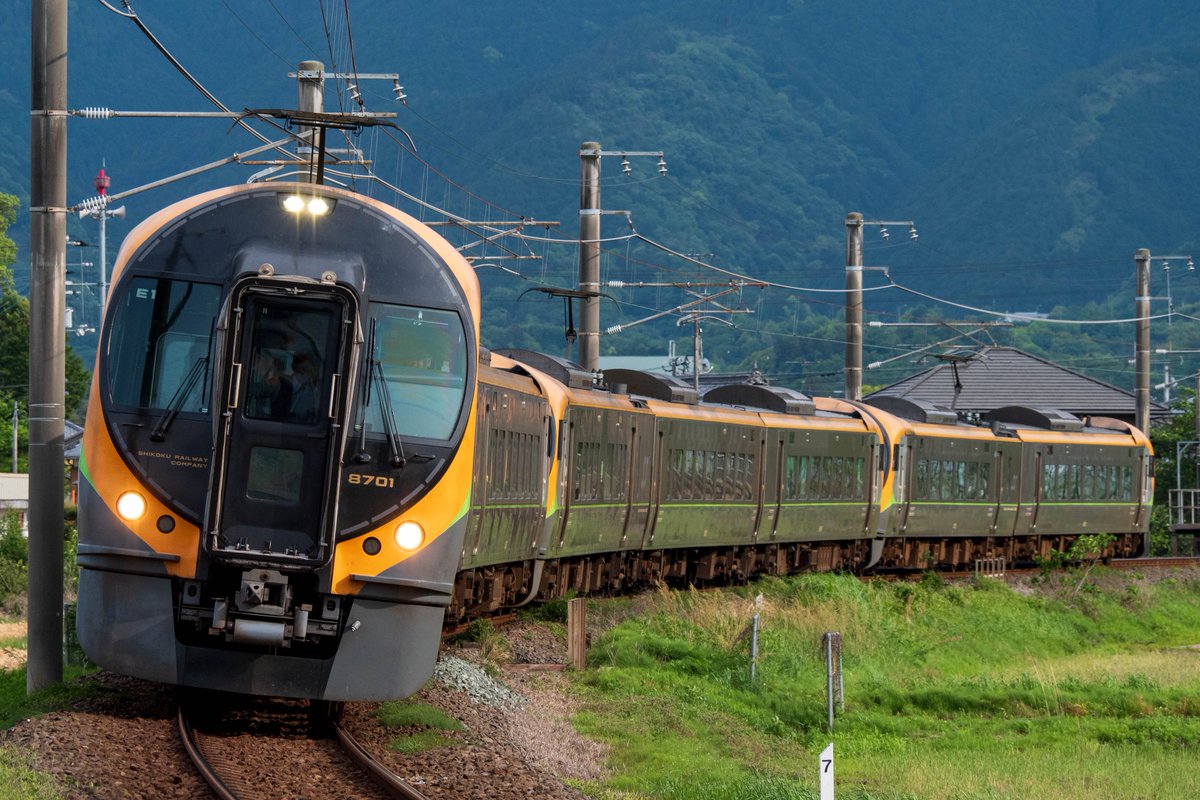 TgroupB's tweet photo. 2026/05/04
15M しおかぜ15号
8600系 E1+E2+E12 https://t.co/OVvpUgqSPt