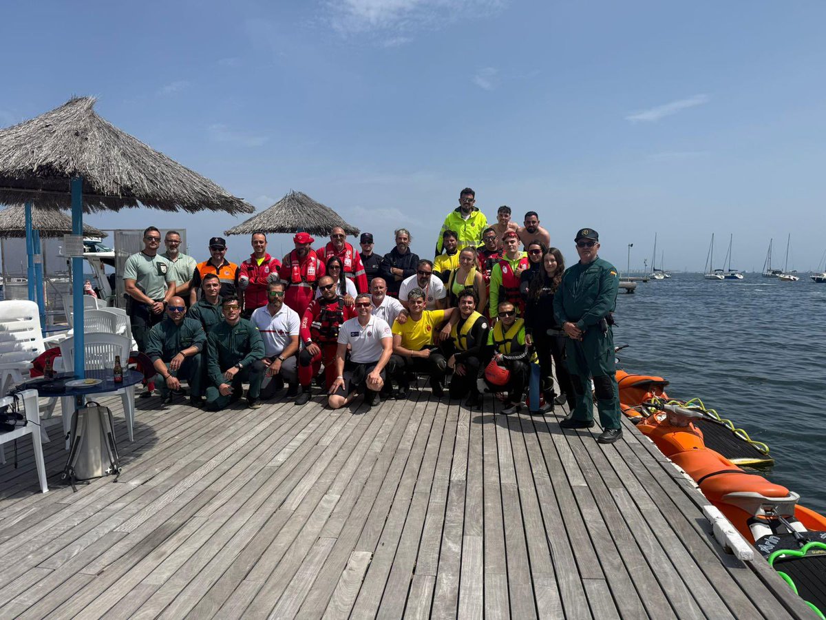 CruzRojaRMurcia's tweet photo. voluntarios de salvamento marítimo han participado en el DRP del festival aéreo de @Ayto_SanJavier.
Encantados de estar presentes en este acontecimiento donde más de 280000 personas lo han visitado
#ciudaddelaire
#cruzrojaenelmar
#plancopla
#emergencias112RM https://t.co/pi0L6dcd7o