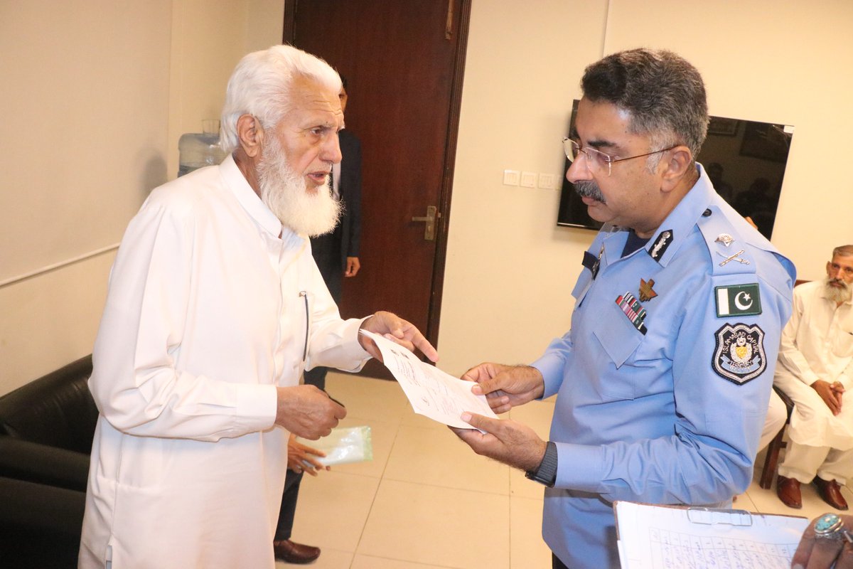 ICT_Police's tweet image. آئی جی اسلام آباد سید علی ناصر رضوی نے کھلی کچہری میں تشریف لائے شہریوں کی شکایات و مسائل سن کر ان کے فوری حل کے لیے متعلقہ افسران کو موقع پر ہی احکامات جاری کئے۔

#WeRIslamabadPolice #Islamabad #AliNasir