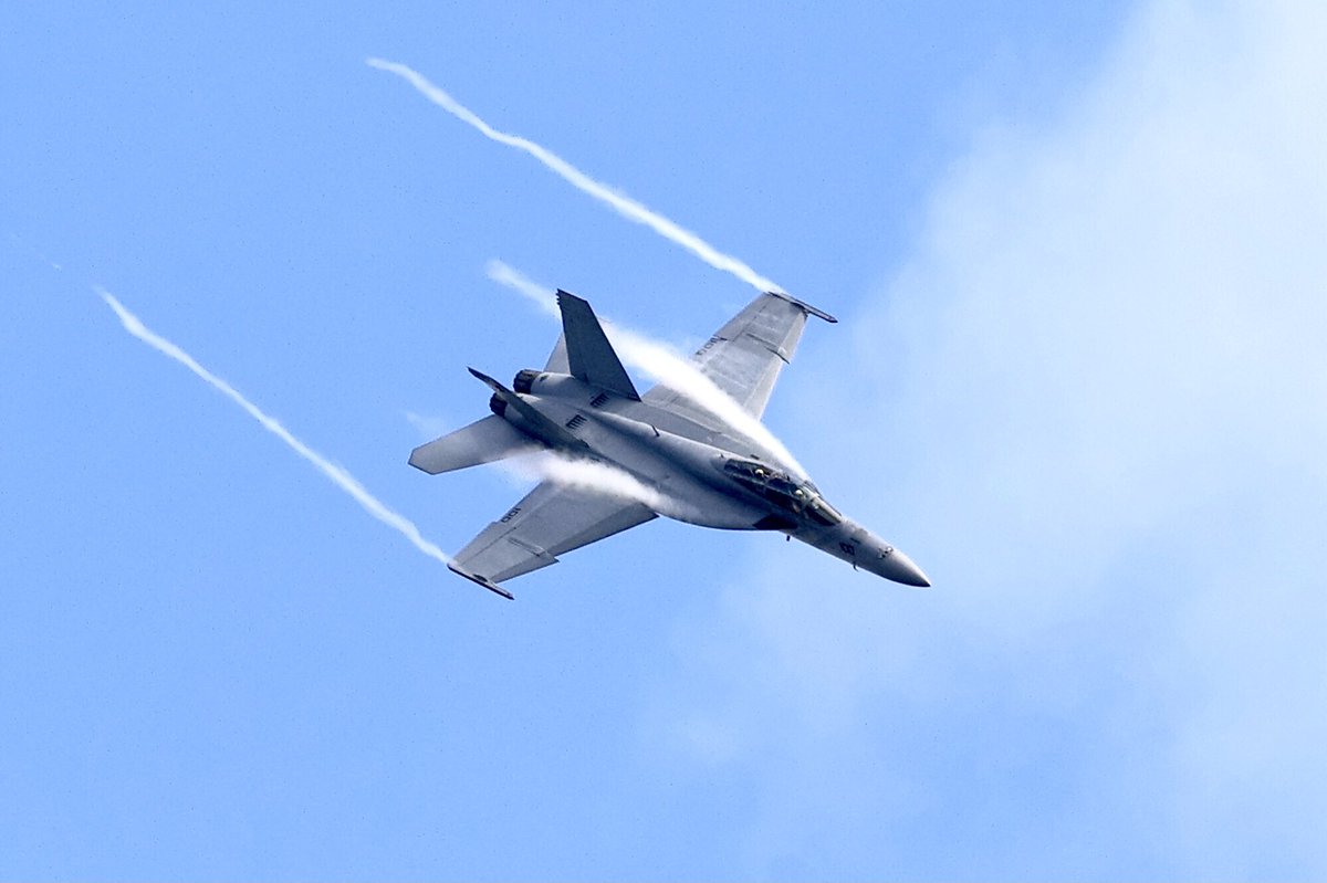 ORIONMK3's tweet photo. 2026.05.01 岩国基地　Rhino demonstration team  F/A-18F Dback #100 https://t.co/b6Qq5a2FHM