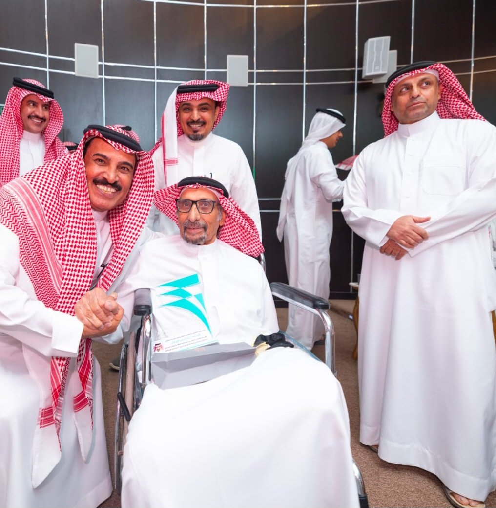 SL5SL's tweet photo. اجمل اللحظات تلك التي يُنصَف فيها الروّاد، ويُعاد إليهم وهج البدايات، حين تُقدَّر أعمارٌ قضوها في خدمة الصحافة، وتُمنح لهم لفتة وفاء تليق بما قدّموا من عطاءٍ صادقٍ .
في مشهدٍ يفيض تقديراً وامتناناً، كرّم الأستاذ #محمد_الرطيان الزميل عبدالرحمن الروضان، تكريماً يليق بذاكرة المهنة، خلال حفل  #فرع_هيئة_الصحفيين_السعوديين_بحفرالباطن  لتكريم قدمى الصحفيين بمحافظة #حفرالباطن 
#اليوم_العالمي_لحرية_الصحافة