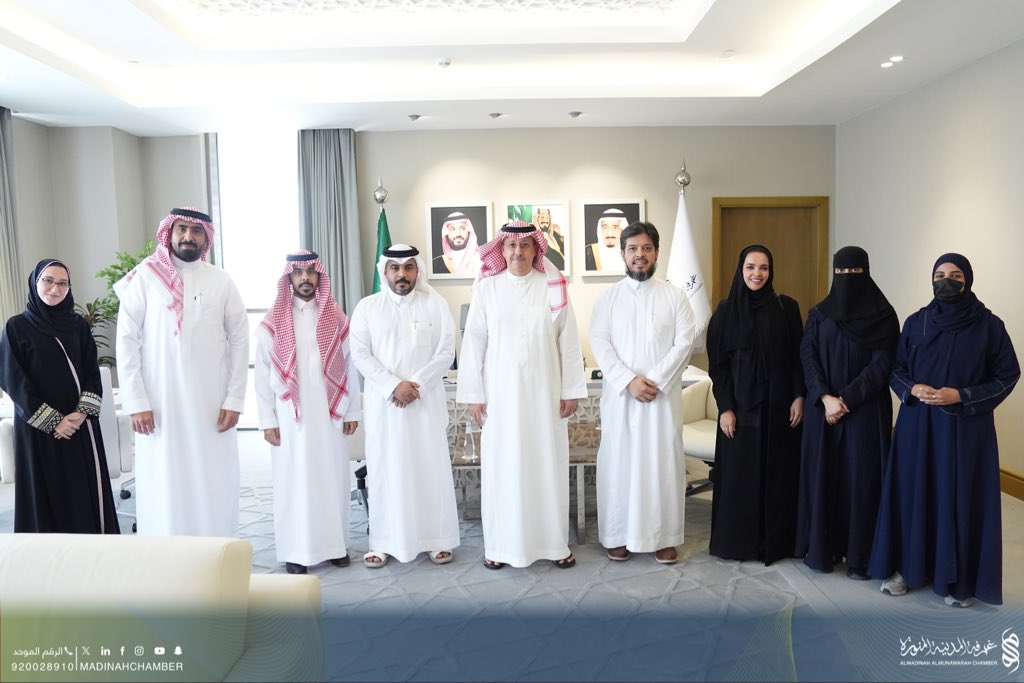 madinahchamber's tweet photo. كرّمت #غرفة_المدينة_المنورة الفائزين بمعسكر “معلم”، الذي يهدف إلى تطوير حلول حضرية مبتكرة مستوحاة من معالم المدينة المنورة، وذلك دعماً للإبداع وتعزيزاً لمشاركة الكفاءات الوطنية في تحسين المشهد الحضري. https://t.co/n2BKqvUA56