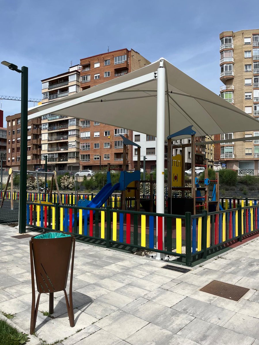 UPL_Leon's tweet photo. Un nuevo parque de la ciudad de León con cubierta frente a las inclemencias del tiempo, tanto para la lluvia como para el sol, gracias a una iniciativa de UPL en el Ayuntamiento de León, en éste y en otros muchos parques de la ciudad. 💪 https://t.co/BHi5hnVnlQ