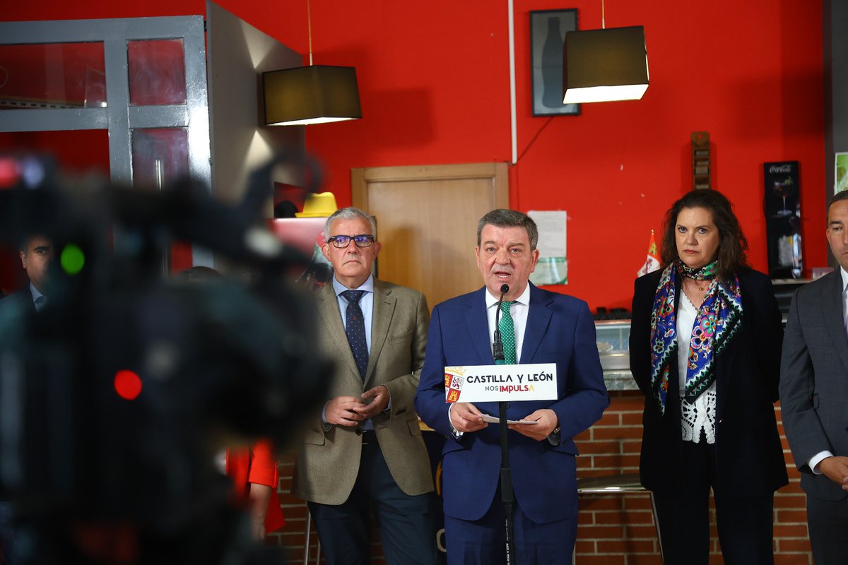 jcyl's tweet photo. ☕️@jcyl abre a todas las entidades locales las ayudas al mantenimiento de bares en la convocatoria de 2026

👉Hasta 3.000€ para gastos corrientes en pueblos con un solo local

🗣️@luismiggago: "No son sólo un negocio, hacen los municipios más humanos"

https://t.co/V11ielY5PN https://t.co/AMn3U2Wd0v