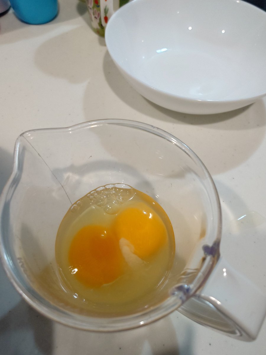 KtstZi's tweet photo. 先日、超特大タマゴをもらった。
通常のタマゴの2倍位重さもある。
割ってみたら、中身はなんと、
二黄卵でした！

＃タマゴ https://t.co/9TSOxvQ95M