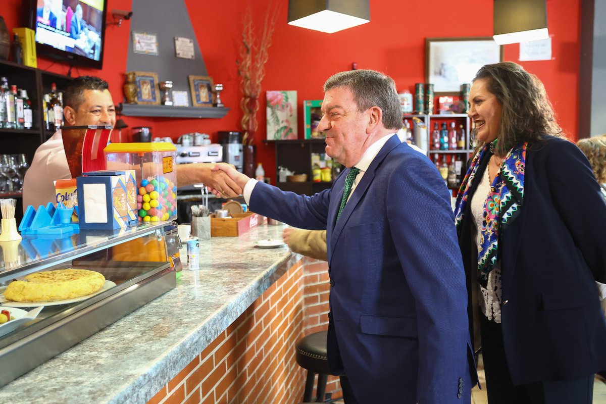 jcyl's tweet photo. ☕️@jcyl abre a todas las entidades locales las ayudas al mantenimiento de bares en la convocatoria de 2026

👉Hasta 3.000€ para gastos corrientes en pueblos con un solo local

🗣️@luismiggago: "No son sólo un negocio, hacen los municipios más humanos"

https://t.co/V11ielY5PN https://t.co/AMn3U2Wd0v