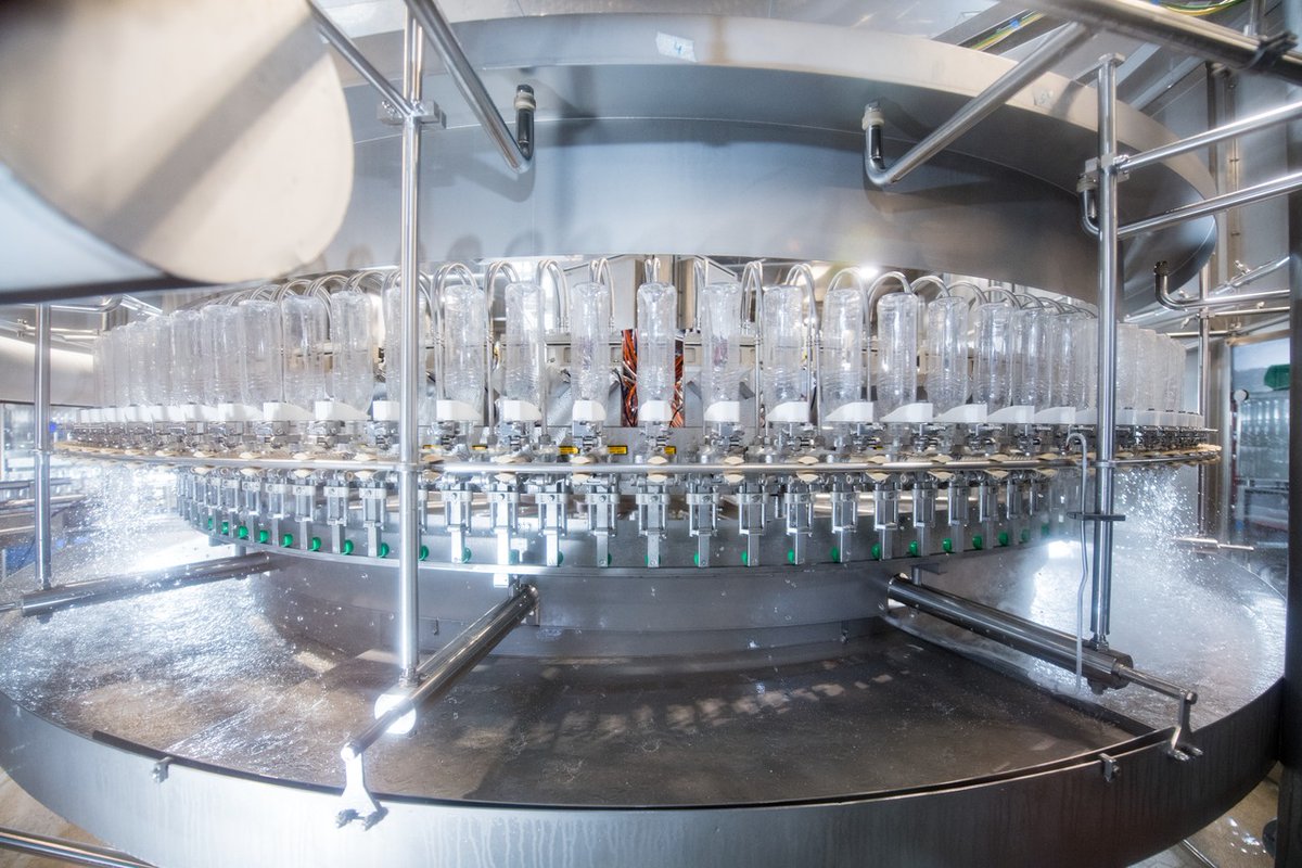 KronesAG's tweet photo. Clean Containers? Anytime!✨

This is what a brilliant start in the filling process looks like: The Moduljet rinser can be individually adjusted to any task and meticulously remove dust and other residues from containers - laying the cornerstone for care-free filling.  🚿 https://t.co/O2D5ej79qG