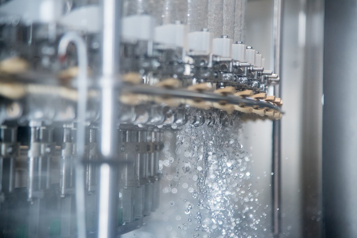 KronesAG's tweet photo. Clean Containers? Anytime!✨

This is what a brilliant start in the filling process looks like: The Moduljet rinser can be individually adjusted to any task and meticulously remove dust and other residues from containers - laying the cornerstone for care-free filling.  🚿 https://t.co/O2D5ej79qG