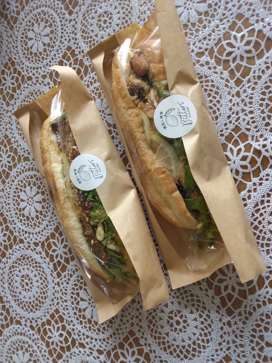 1230tokio's tweet photo. 今日はキッチンカー祭り🍴
#燻製と檸檬 さんの燻製サバサンドと #BUSHCLOVER さんのぶんたんサラダを頂きました。
こういう組合せも合うのね💕 https://t.co/zMlxK4hHsJ