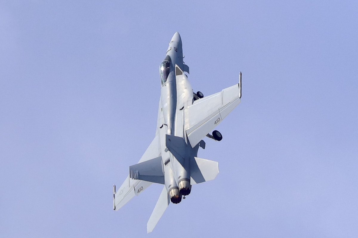 ORIONMK3's tweet photo. 2026.05.01 岩国基地　Rhino demonstration team  F/A-18E Chippy #410 https://t.co/BZ1vZJxgvC
