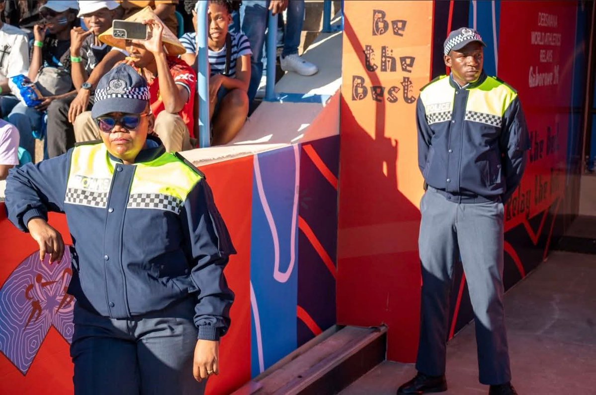Can we just talk about Botswana Police Services 💐💐💐💐 Totally and beautifully on duty 🇧🇼🔥 The children esp could tell you little stories of how our police took good care of them ♥️ That is so commendable👏👏👏 Security/safety is everything in such events.
#Gaborone26