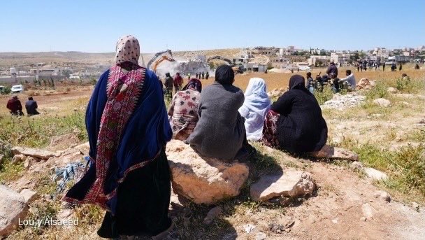 EyeonPalestine's tweet photo. Dozens of Palestinians were forcibly displaced following the demolition of a residential building by the Israeli occupation forces in the village of Al-Deirat in Masafer Yatta, south of Hebron. 

قوات الاحتلال تسرد العشرات بعد هدم مبنى سكني في قرية الديرات بمسافر يطا جنوب الخليل. https://t.co/D5udNEFAmB