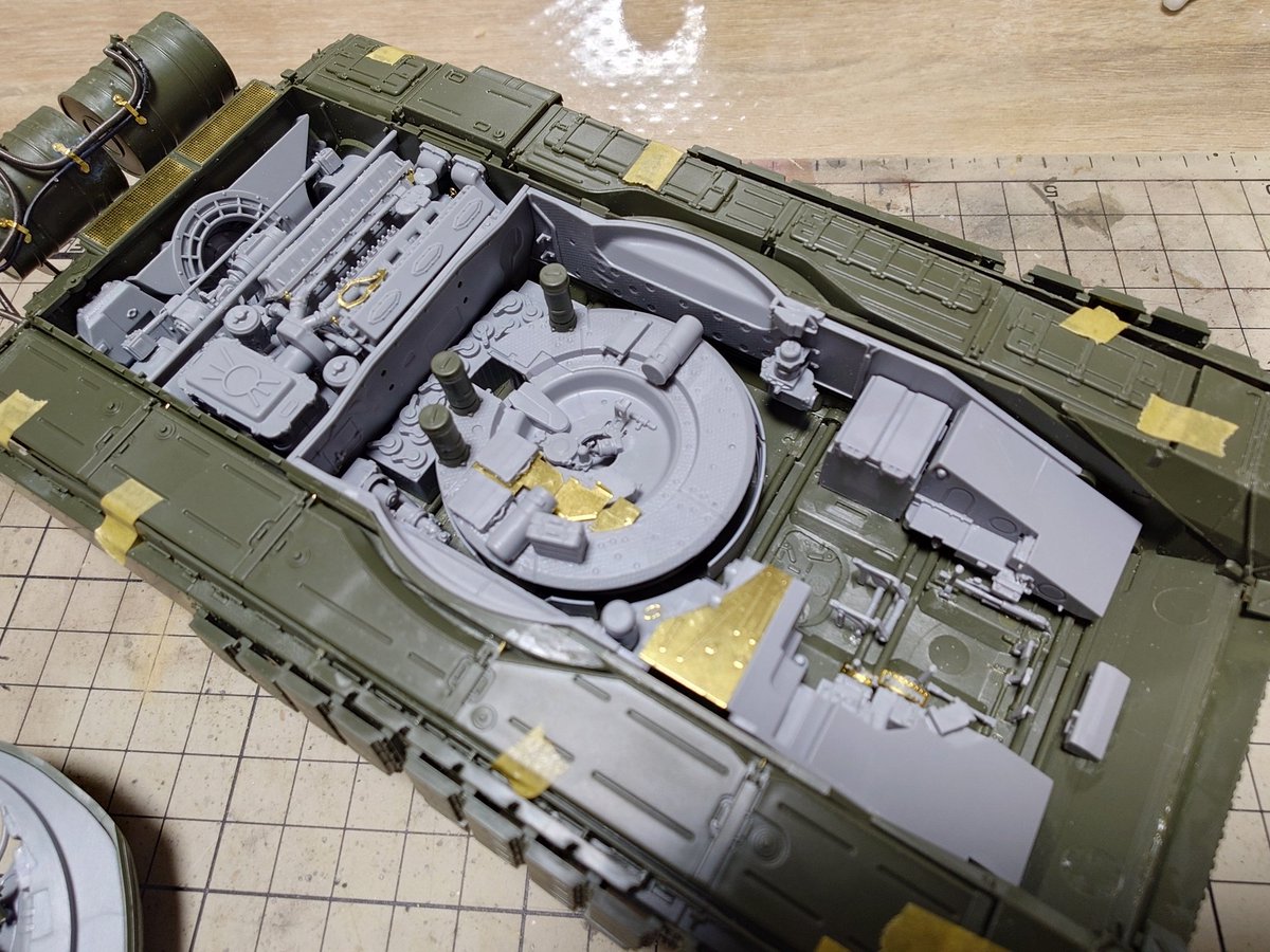 takacchi1729's tweet photo. AmusingHobby製T72AVフルインテリア
車体部および砲塔内部まで製作
これ・・・塗装しがいがある
完成したら全部見えるわけじゃないのでメリハリつければいい感じになりそう
エンジン〜変速機周りチラリズムが楽しみ
＃AmusingHobby
＃T72
＃フルインテリア https://t.co/fq0SjQ7KPa