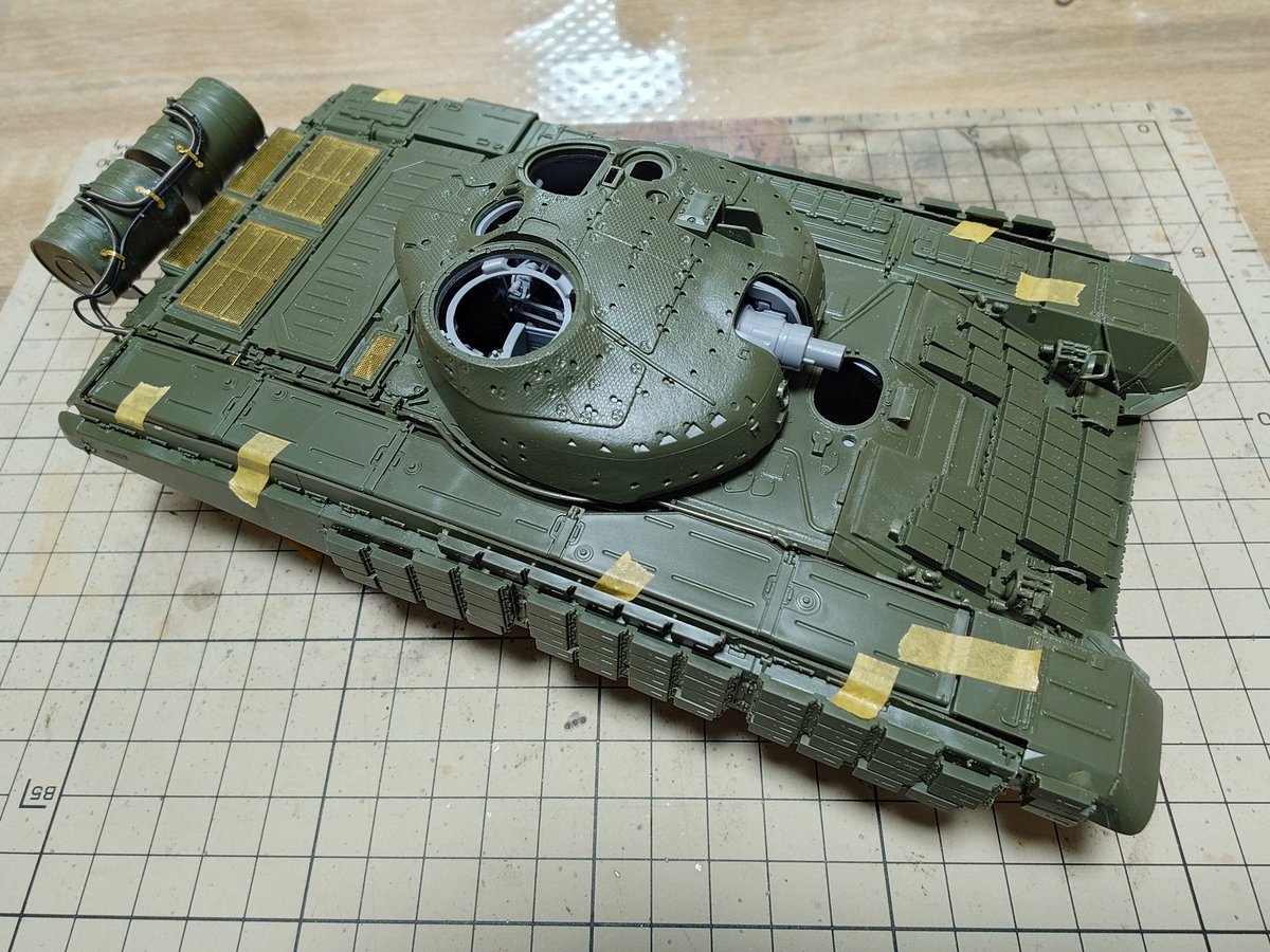 takacchi1729's tweet photo. AmusingHobby製T72AVフルインテリア
車体部および砲塔内部まで製作
これ・・・塗装しがいがある
完成したら全部見えるわけじゃないのでメリハリつければいい感じになりそう
エンジン〜変速機周りチラリズムが楽しみ
＃AmusingHobby
＃T72
＃フルインテリア https://t.co/fq0SjQ7KPa